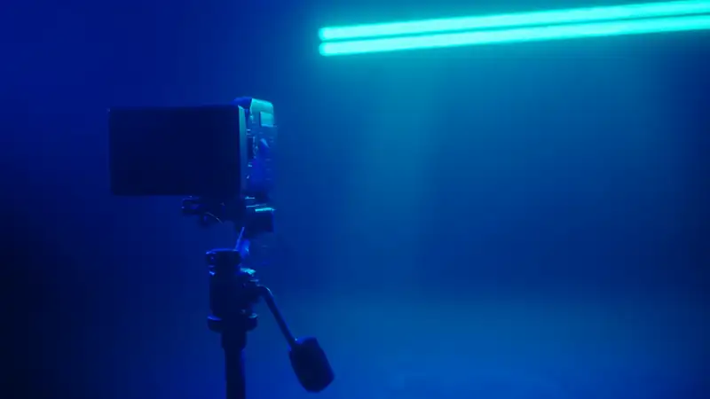 Cámara de cine en un estudio con luces de neón